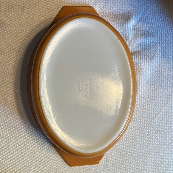 Pyrex Old Orchard 2 1/2 quart covered baking dish. - Picture 4 of 7